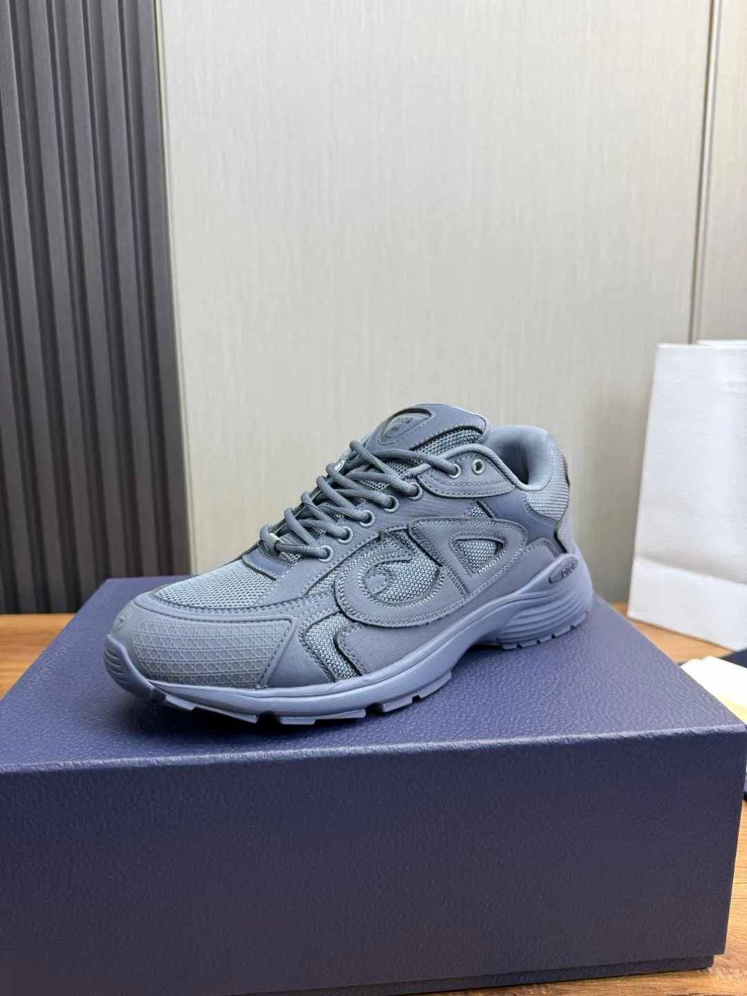 Men's men's shoes 💰740💰 D's Dior ~ New B30 Couple 👫 low-top sneakers ✅ are carefully made of gray mesh fabric and white technical fabric, decorated with reflective "CD30" graphic logo, and "DIO ~ B30" and "CD30" logos on the heel and tongue. An extra-light, sculpted rubber sole with signature accents adds style, while internal stretch details create ideal comfort. It can be matched with various casual styles to show the fashionable and modern sports style〰️ Size: 35-40 (customized at 40 for women) 39-45 (customized at 38.45 for men)